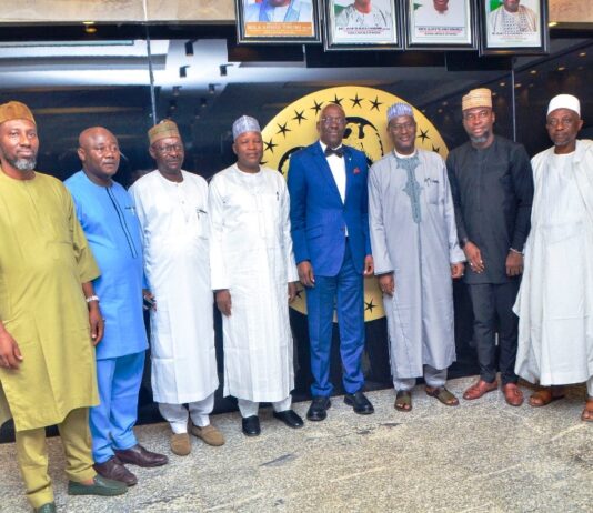 Minister and Minister of State, Housing and Urban Development , Arch Ahmed Dangiwa and Abdullahi Tijjani Gwarzo in a group photograph with the leadership of Real Estate Developers Association of Nigeria (REDAN) during their visit to his office.