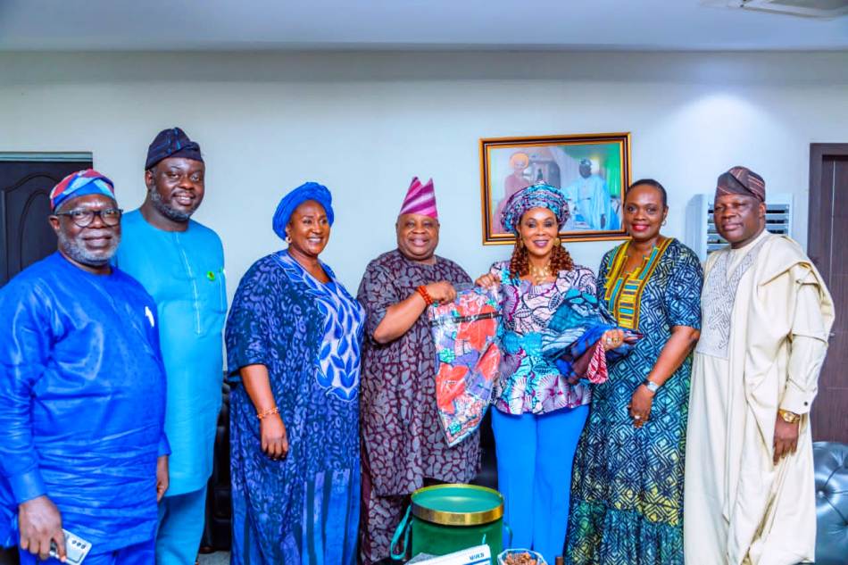 Osun State Governor, Dr. Ademola Adeleke presenting a Souvenir to the Honourable Minister of Women Affairs, Barrister (Mrs) Uju Kennedy-Ohanenye when he led a delegation on a courtesy visit to the Ministry