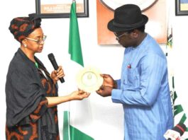 L-R: Salman Mann N, Head of Delegation presenting a plague to the Hon. Minister of State for Youth Development, Ayodele Olawande during the Strategic Institutions study tours of the Senior Executive course 46, 2024 of the National Institute for Policy and Strategic Strategic Studies Kuru , Plateau state to the Federal Ministry of Youth Development today, April 16, 2024.
