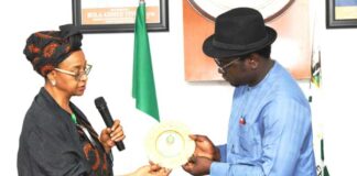 L-R: Salman Mann N, Head of Delegation presenting a plague to the Hon. Minister of State for Youth Development, Ayodele Olawande during the Strategic Institutions study tours of the Senior Executive course 46, 2024 of the National Institute for Policy and Strategic Strategic Studies Kuru , Plateau state to the Federal Ministry of Youth Development today, April 16, 2024.