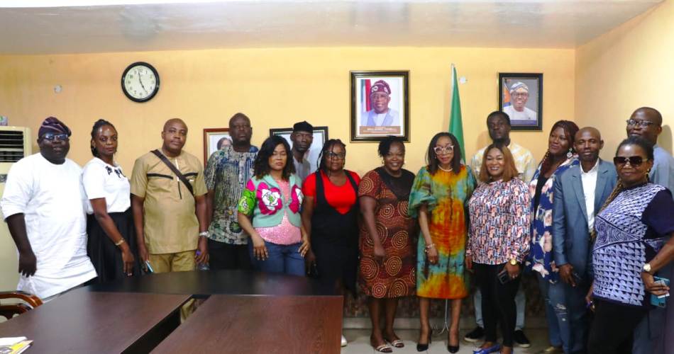 Cross Section of Members of ANJET with the Hon Minister of Tourism Lola Ade-John after an Interactive session held in Lagos