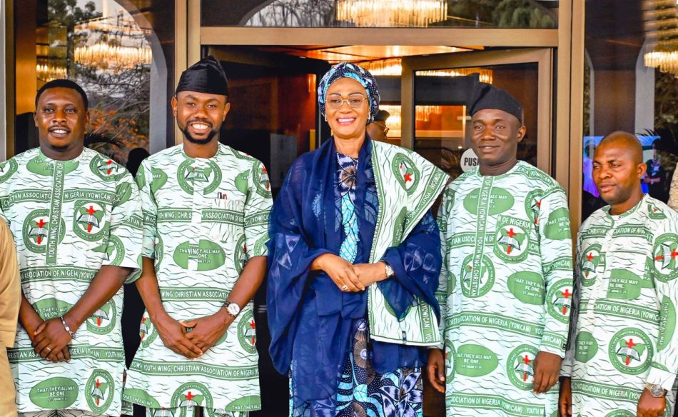 The First Lady of the Federal Republic of Nigeria Senator Oluremi Tinubu ( middle) flanked by Executives and members of the Youth Wing of the Christian Association of Nigeria, YOWICAN after the Association paid her a courtesy visit at the State House Abuja on Monday 1st April 2024