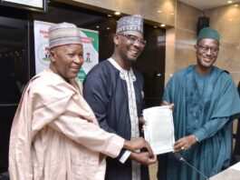Minister and Minister of State, Housing and Urban Development,,Arc Ahmed Dangiwa and Abdullahi Tijjani Gwarzo receiving Grant and CofO of Land from Nassarawa State Governor, Engr Abdullahi Sule for the Construction of Renewed Hope Cities in Nasarawa State, Monday, April 29th, 2024