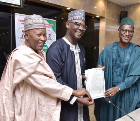 Minister and Minister of State, Housing and Urban Development,,Arc Ahmed Dangiwa and Abdullahi Tijjani Gwarzo receiving Grant and CofO of Land from Nassarawa State Governor, Engr Abdullahi Sule for the Construction of Renewed Hope Cities in Nasarawa State, Monday, April 29th, 2024