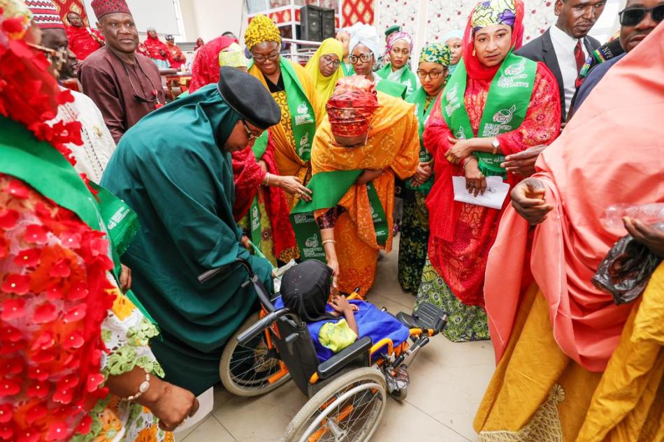 Wife of the Vice President Hajia Nana Shettima who represented the First Lady of Nigeria making the presentation to one of the beneficiaries of the Food Bag by the Renewed Hope Initiative, distributed across 44 local government areas of Kano State on Thursday 23rd May