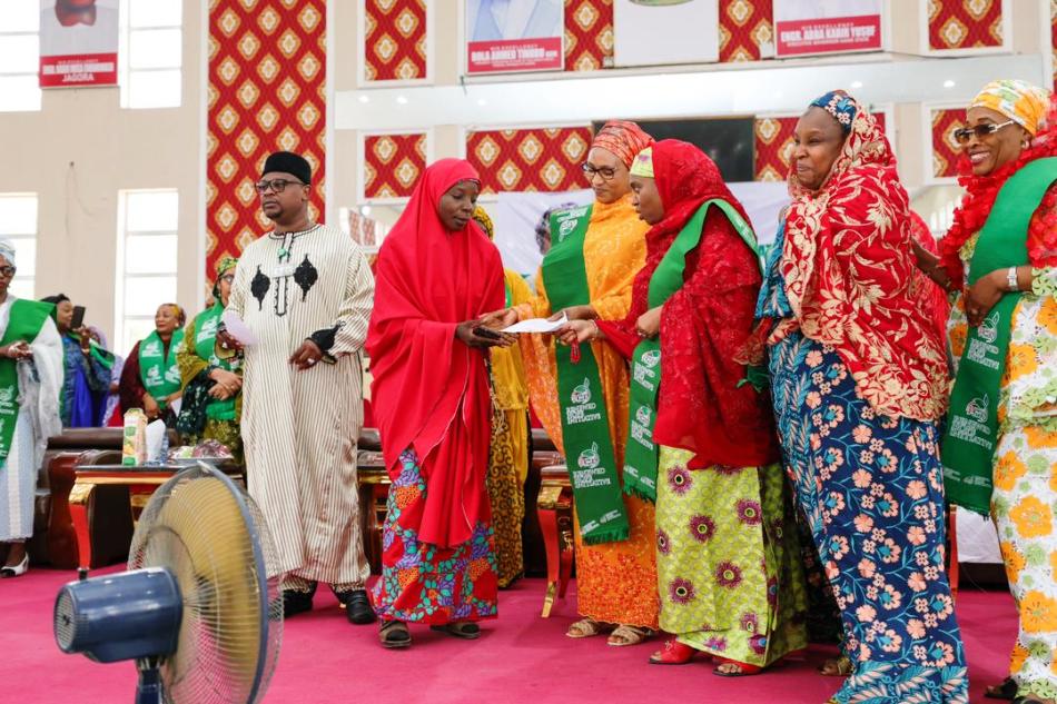 Wife of the Vice President Hajia Nana Shettima who represented the First Lady of Nigeria making the presentation to one of the beneficiaries of the Food Bag by the Renewed Hope Initiative, distributed across 44 local government areas of Kano State on Thursday 23rd May