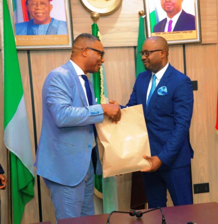 The Minister of Interior, Dr. Olubunmi Tunji-Ojo receives a souvenir from the President National Union of Nigerian Associations in Italy, Chief Ndukuba Rowland on Monday 20th May, 2024 in Abuja.