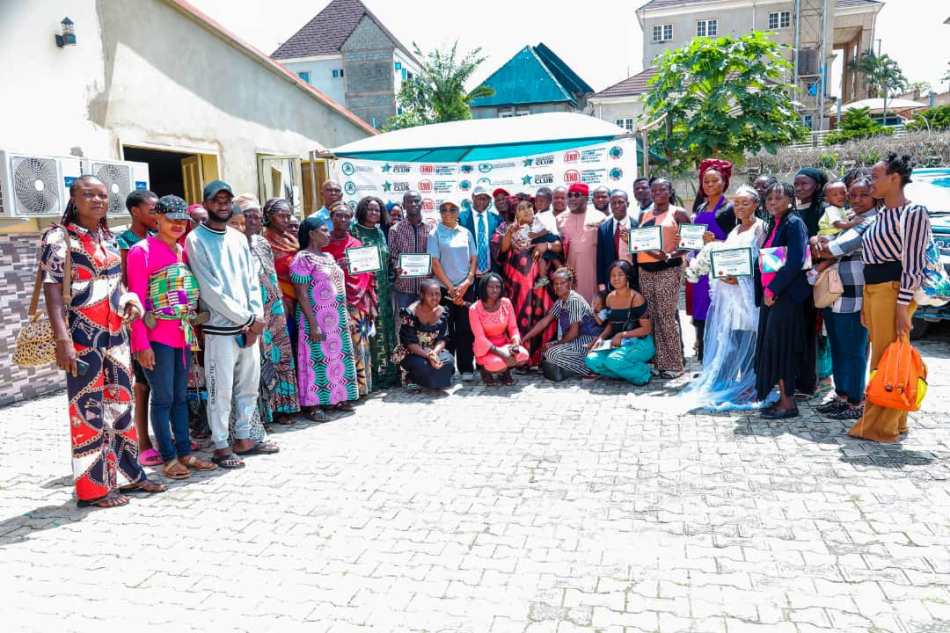 Group picture of Empowerment Programme organized for youths in Karu, Abuja, in commemoration of the 2024 International Poverty Eradication Day organize by the Federal Ministry of Humanitarian Affairs and Poverty Alleviation, Office of the SSA to the President on Humanitarian Affairs and Poverty Alleviation and Solidarity Empowerment Club