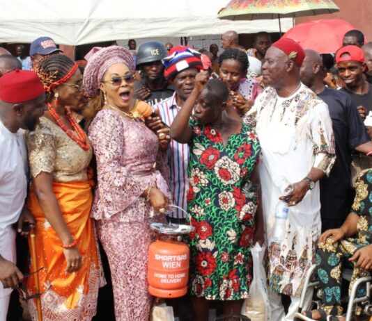 Honourable Minister of Women Affairs, Barrister (Mrs) Uju Kennedy-Ohanenye presenting a gas cylinder to one of the beneficiaries in Awka, Anambra State.