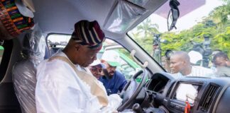 FG Rolls Out Sixty-Four CNG Buses To Mark Nigeria's 64th Independence Anniversary