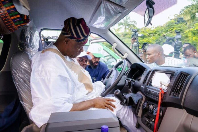 FG Rolls Out Sixty-Four CNG Buses To Mark Nigeria's 64th Independence Anniversary