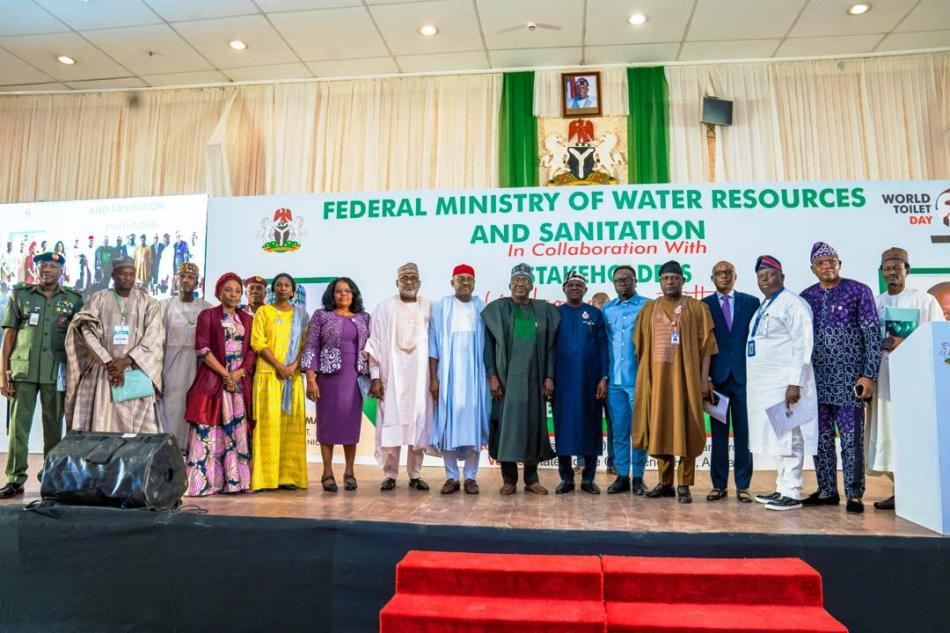 Group photograph of dignitaries present at the ceremony