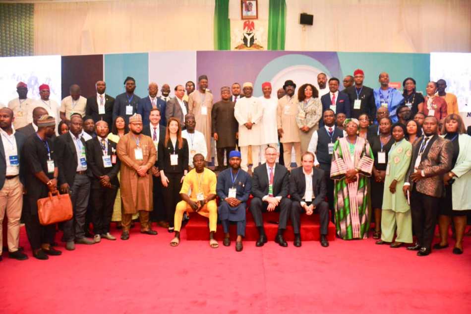 Representative of the Vice President and Special Adviser to Mr.President on Power Infrastructure in the Office of the Vice President, Sadiq Wanka (center and in brown attire) flanked by the Honourable Minister of State Petroleum Resources (Gas) Rt. Hon. Ekperikpe Ekpo and Honourable Minister of Innovation, Science and Technology; Chief Uche Geoffrey Nnaji in a group photograph with other participants at the First International Hydrogen Conference in Abuja.