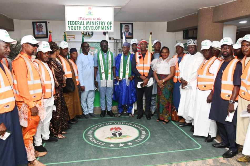 The Hon. Minister, Federal Ministry of Youth Development, Comrade Ayodele Olawande in a group photograph with the members of NATOMORAS.