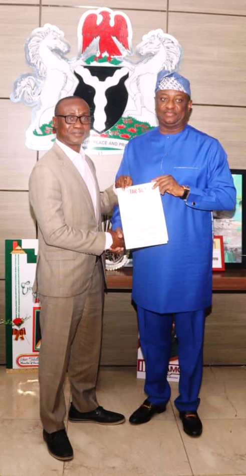 Minister Of The Year Award,1 MD/ Editor-in- chief Sun Newspapers, Onuoha Ukeh with Hon. Minister of Aviation and Aerospace Developmen