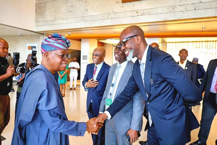 IMG-20250206-WA0037 The Honourable Minister, Marine and Blue Economy, Adegboyega Oyetola, CON, being received on arrival by Heads of NPA, NIMASA and his T.A, Prof. Busayo Fakinlede.
