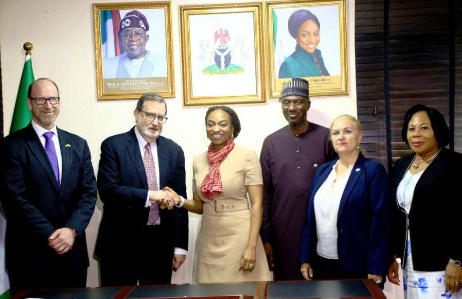 The Hon. Min. of Trade & Investment, FMITI, Dr. Jumoke Oduwole (middle), the Perm. Sec. FMITI, Amb. Nura Rimi( 3rd right) the US ambassador to Nigeria , Amb. Richard M. Mills jr. (Standing with HM) and the incoming Consul General Amb. Rick Swart during their visit to FMITI, today, Monday 04/08/25, in Abuja